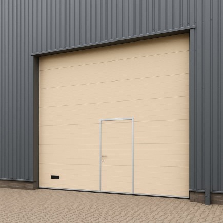 Porte Sectionnelle Industrielle Motorisée 4x4 m avec Portillon – Panneaux Micro-Rainurés 40 mm – Ivoire – Installation à Dubaï